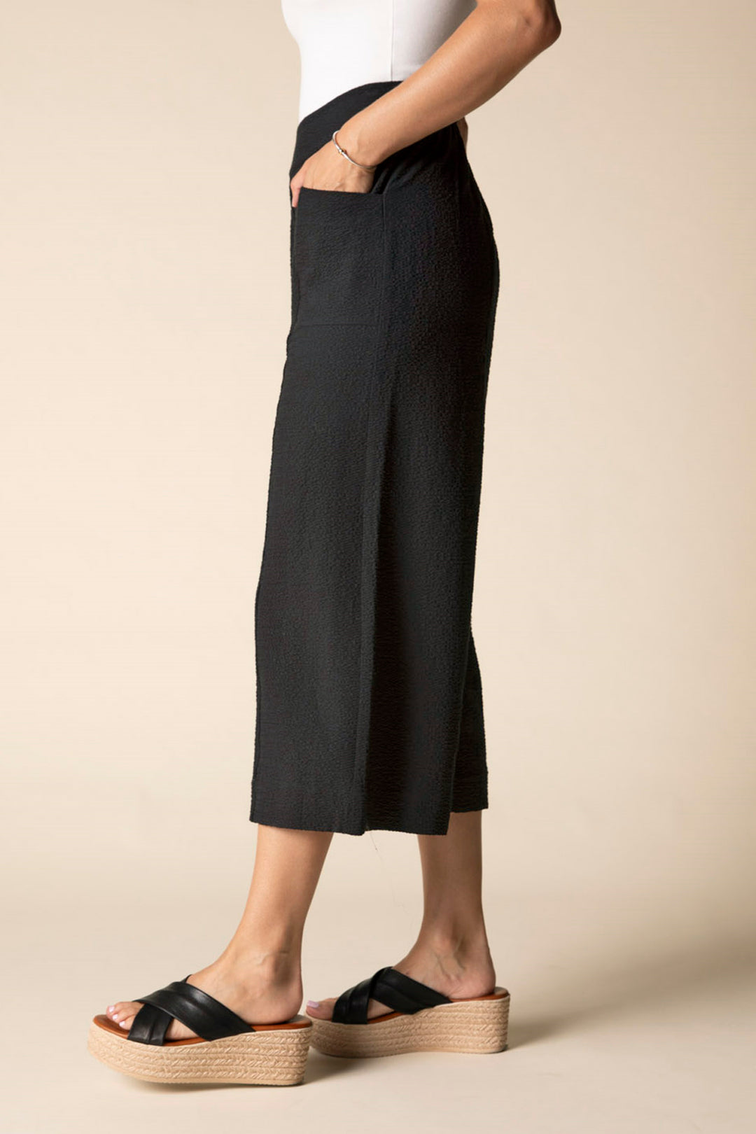 Textured Wide-Leg Cropped Pants